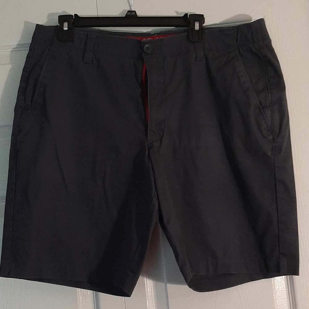 Like New Under Armour Men's Dress Black Shorts